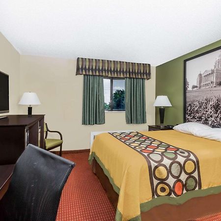 Super 8 By Wyndham Grinnell Ia Exterior foto