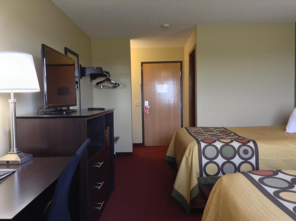 Super 8 By Wyndham Grinnell Ia Habitación foto