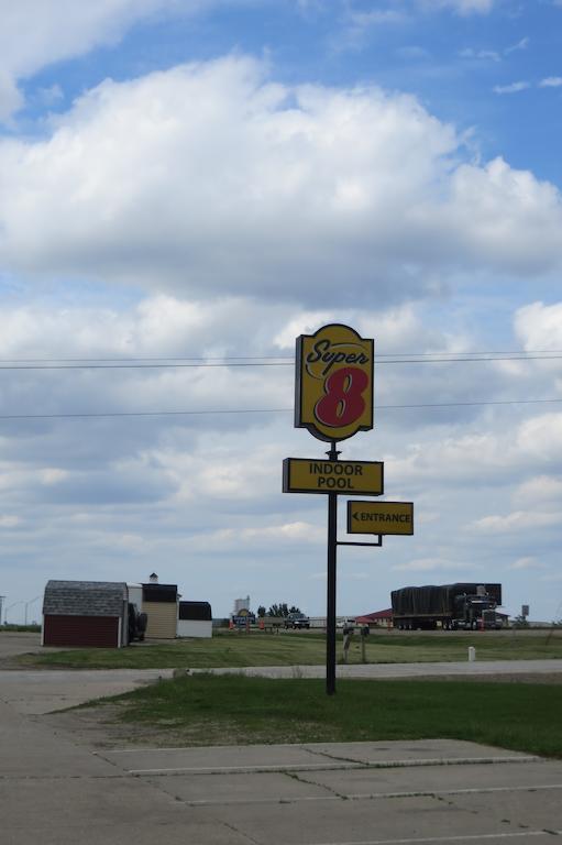 Super 8 By Wyndham Grinnell Ia Exterior foto